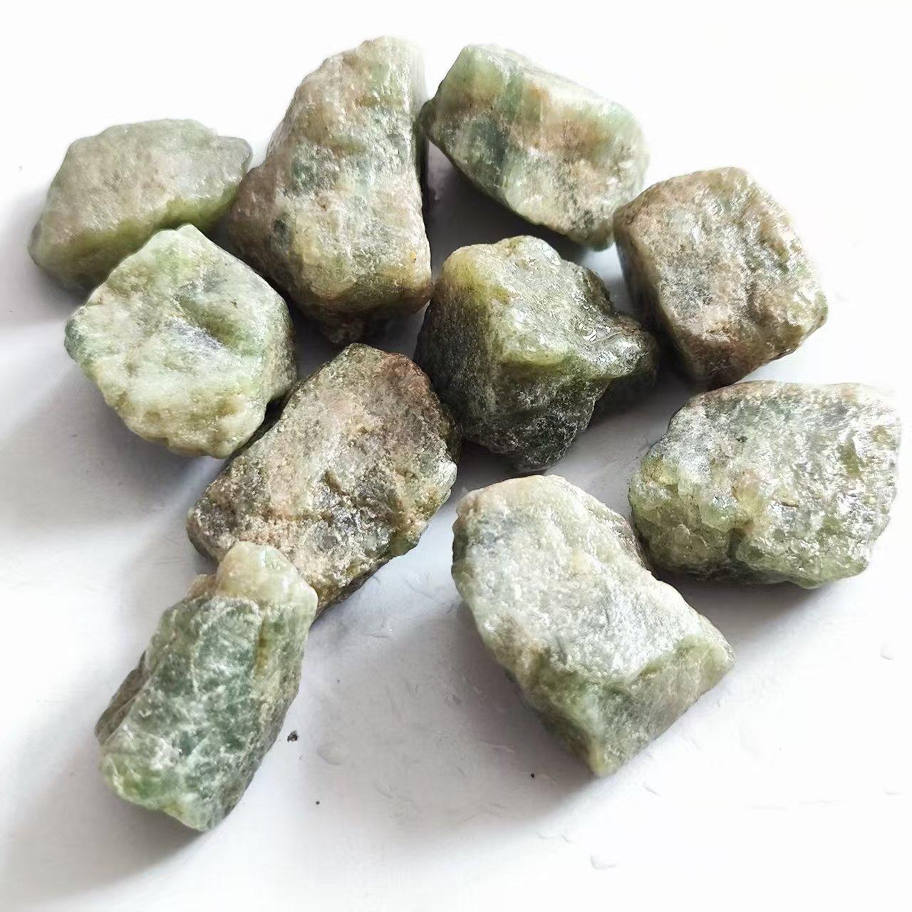 

Натуральный зеленый кристалл апатита, грубый камень, необработанный драгоценный камень, минеральный образец, украшение для аквариума, дома, комнаты, фэншуй 2-3cm зелёный