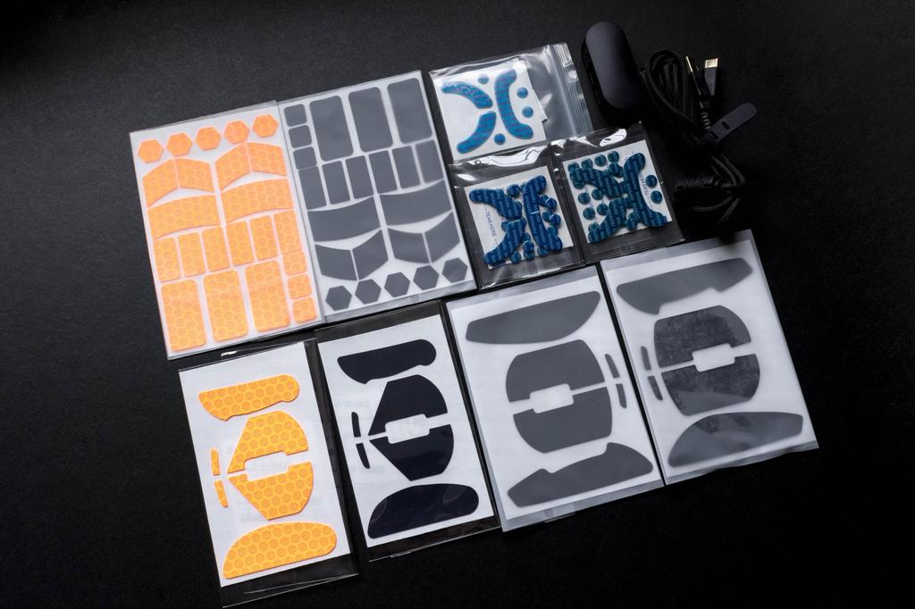 UNIUS BLACK LOTUS CARBON 8K Wireless Gaming Lightweight Carbon Fiber Composite Material Mouse, 39g, PAW3950, []