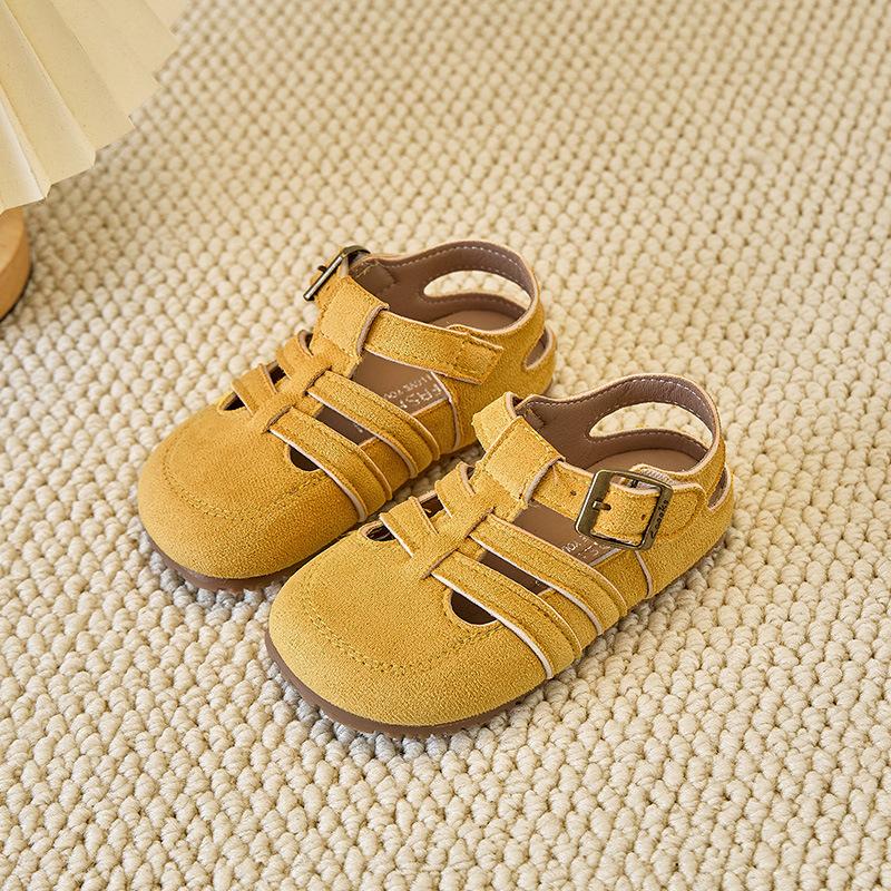 Dziecięce Sandały Wydrążone Miękka Podeszwa Dziewczęce Płaskie Buty Antypoślizgowe Cukierkowy Kolor 2025 Lato Chłopięce Buty na Plażę Zakryte Palce Pasek w Kształcie T