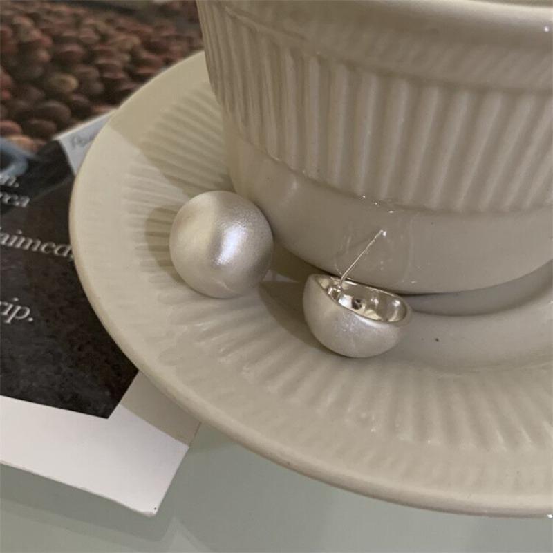 Luxurious Simple Design Brushed Frosted Metal Semicircle Stud Earrings for Women Temperament Jewelry Gifts Fashion Accessories