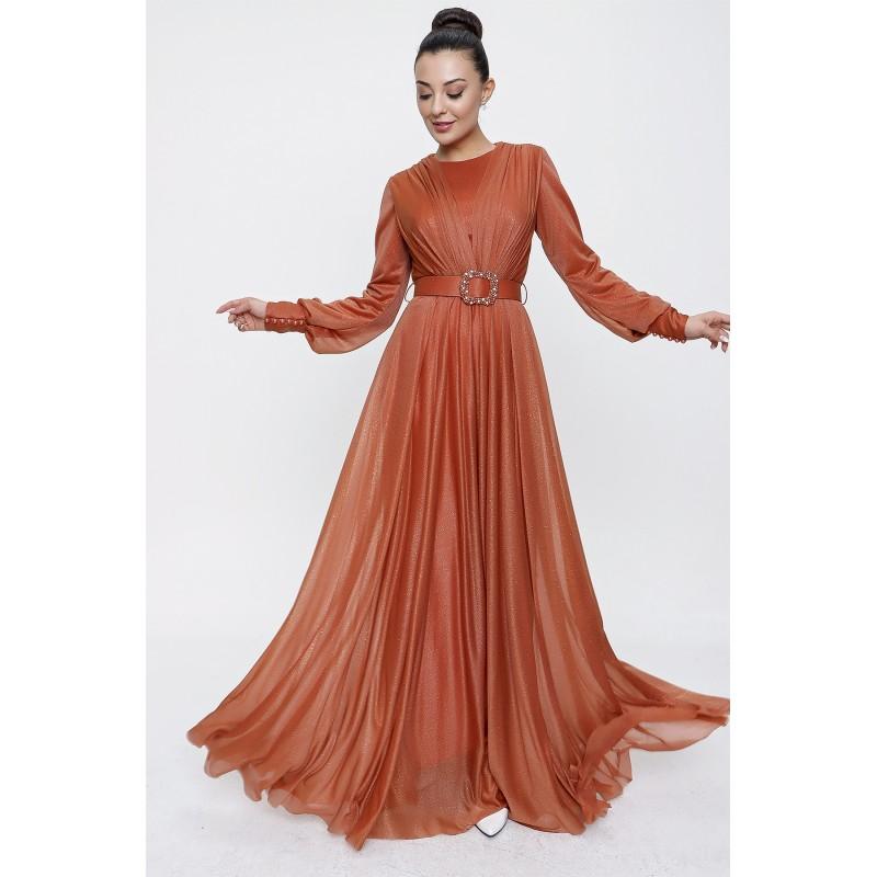 

Блестящее длинное платье с плиссированным верхом и поясом на подкладке