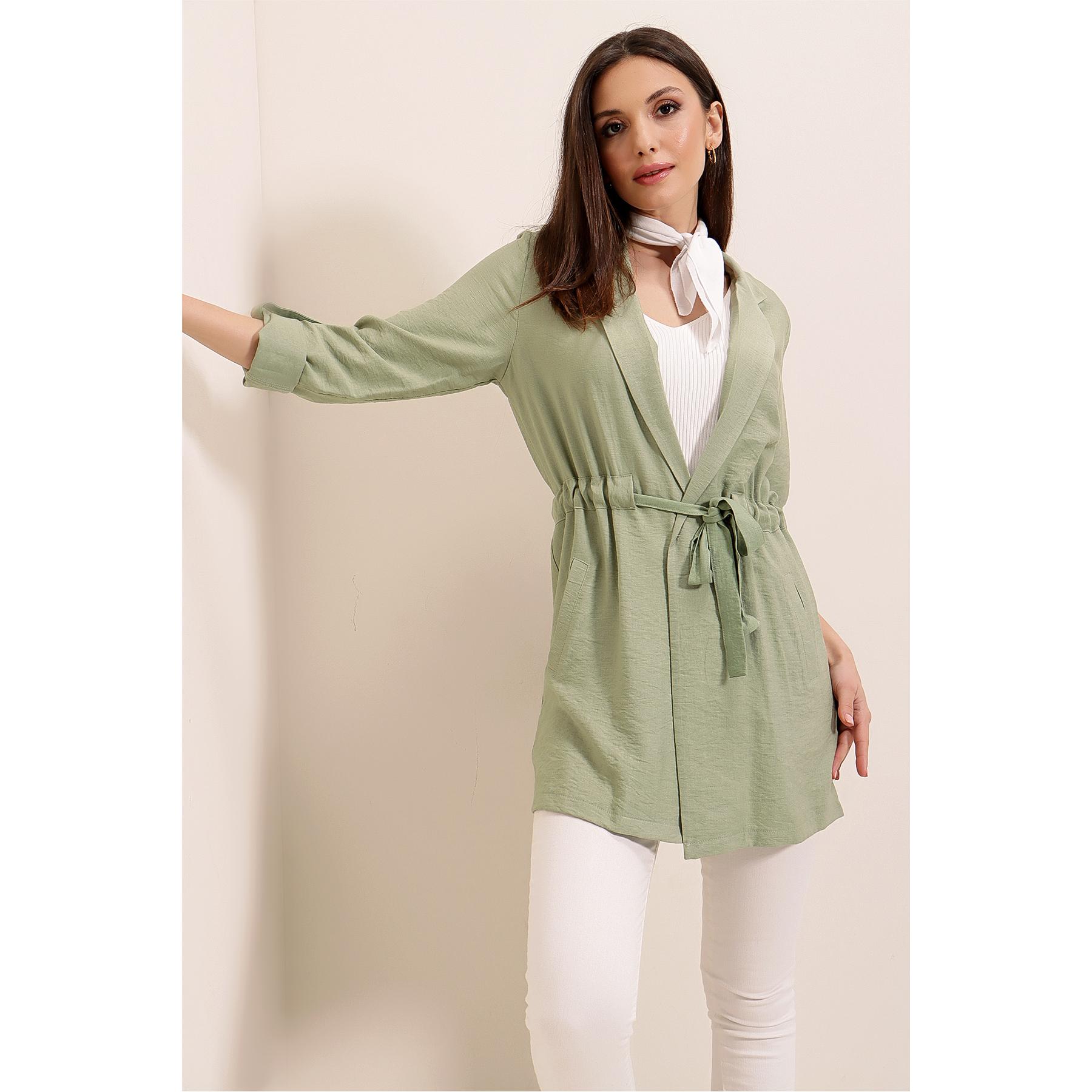 

Льняная куртка с передними карманами на шнуровке и подвернутыми рукавами