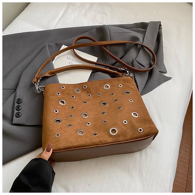 

Large capacity retro bag women s 2025 new personalized versatile portable tote bag fashionable commuter shoulder messenger bag коричневий