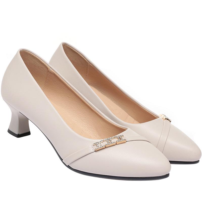 Pantofii moi din piele ai mamei din 2022: Confortabil, Elegant, Versatil pentru Toate Sezoanele - Perfect pentru Femeile de Vârstă Mijlocie