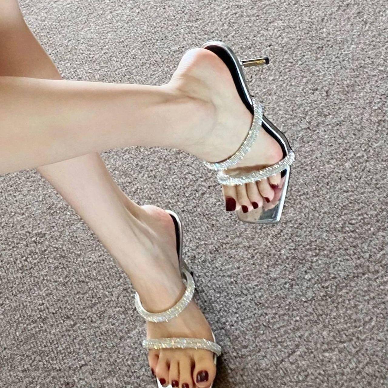 

Такие красивые, квадратные босоножки-стилеты с открытым носком и стразами, женские серебристые туфли на высоком каблуке, женская обувь для улицы 40 серебряный