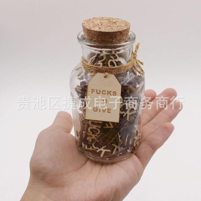 Lustiges Fuck-Glas Geschenk – 100 Holzbuchstaben-Ausschnitte, Scherz-Geburtstagsgeschenk für Ihn/Sie, Neuartige Schreibtischdekoration zur Stressbewältigung