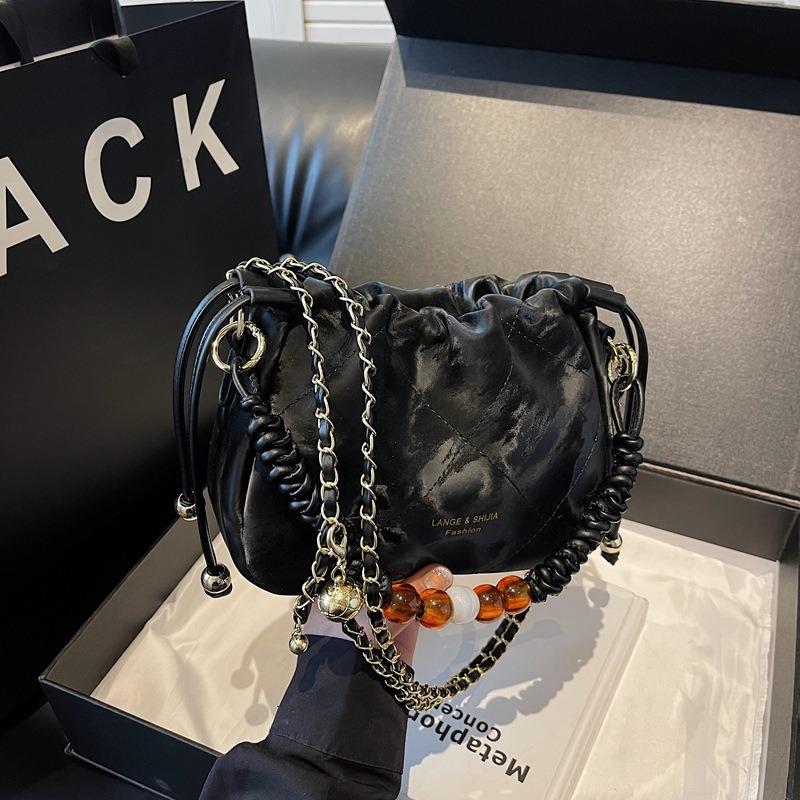 Early spring contrasting color bucket bag design sense portable bundle cloud bag lazy wind shoulder messenger bag