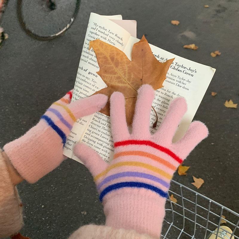 

Вязаные термоперчатки женские зимние новые полосатые пятипалые пальцы студенческие для езды ветрозащитные радужные one size fits all розовый