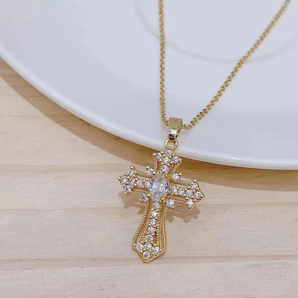 Retro Punk Cross Personality Pendant Necklace: Women's Niche Light Luxury Clavicle Chain Design.