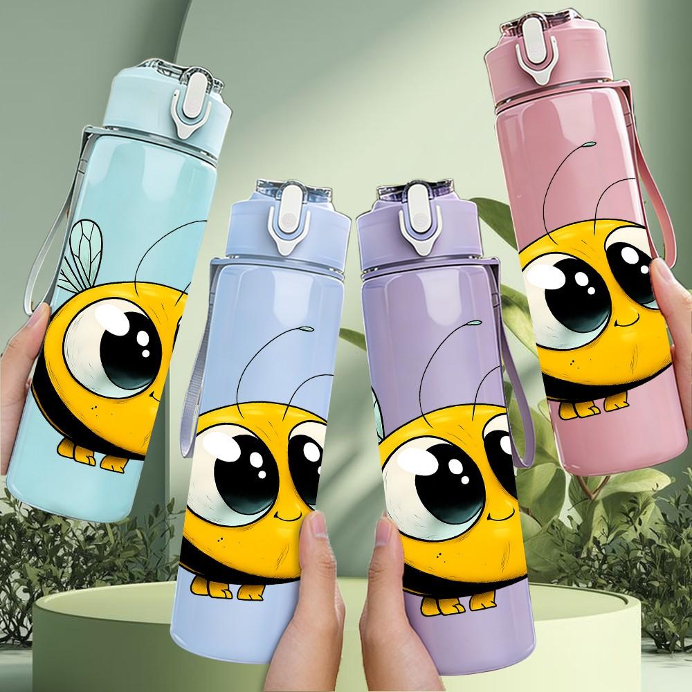 1PC Big Eyed Bee Illustration 750ml Color Plastic Sports Water Bottle Leakproof Flip Straw Lid Suitable for Sports Office Home Use