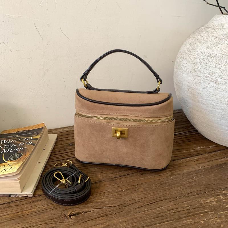 

Korean version niche design box bag women s 2025 new retro ins portable commuter bag foreign style shoulder messenger bag хаки