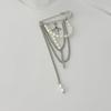 Elegant Brooch Pin Featuring Tassels and Chain Detail Decorated by Imitation Pearls for Personalizing Garments