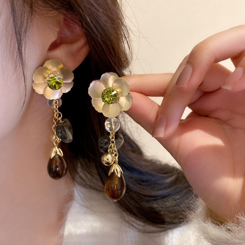 Silver Needle Retro Flower Pearl Earrings French Niche Stud Earrings Light Luxury High-end Earrings Women