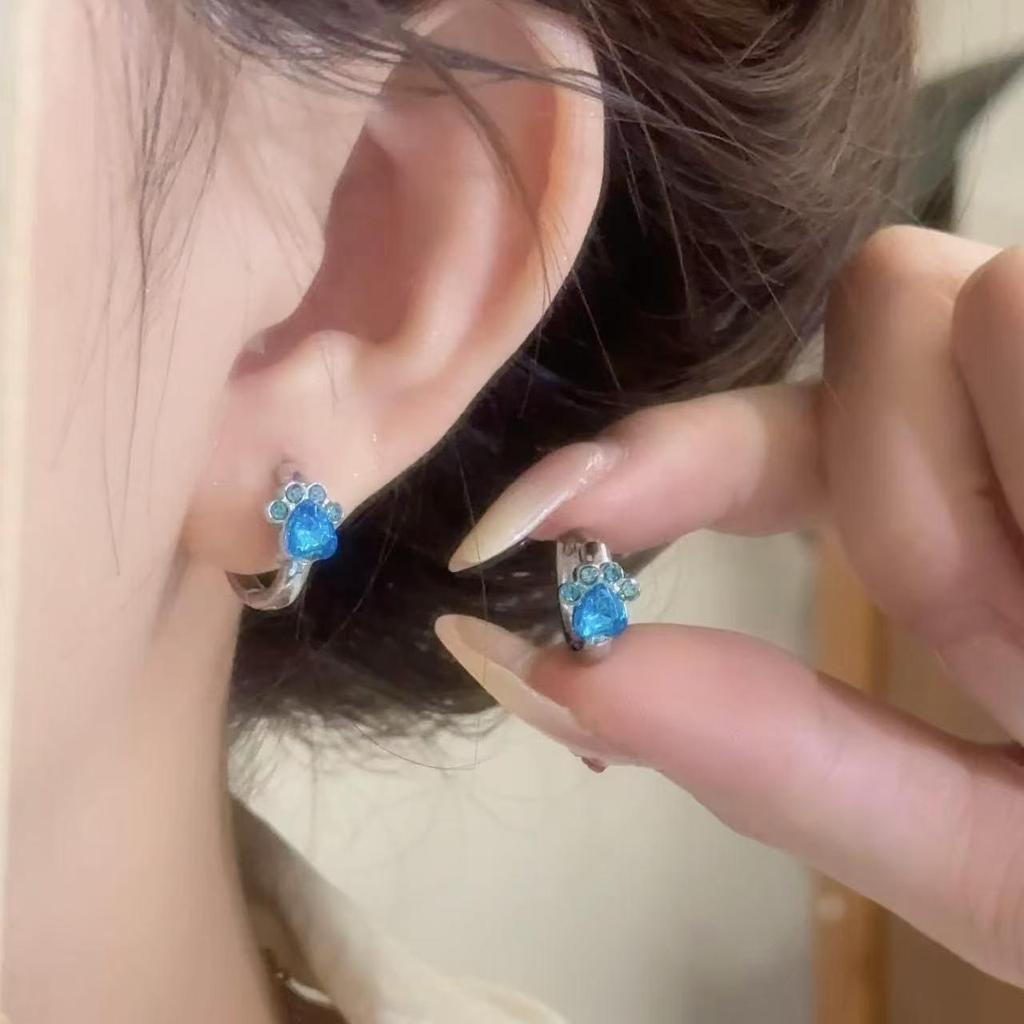 Korean Style Cat Paw Earrings with Diamond-Studded Hearts – Elegant, High-End Ear Cuffs for Autumn/Winter