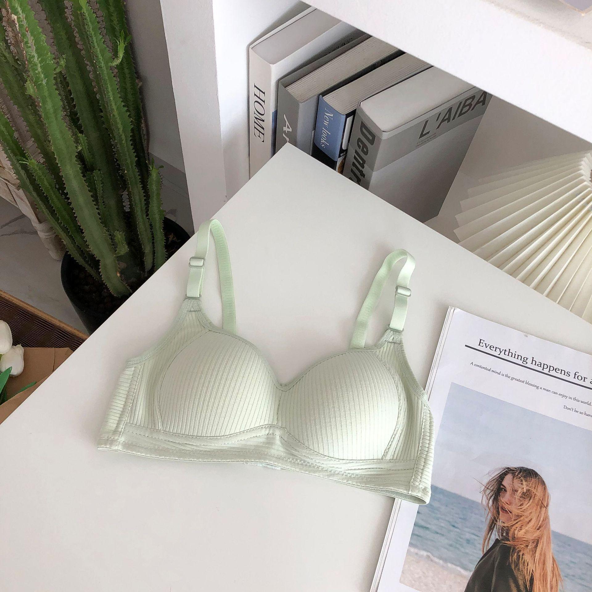 

Seamless Push-up Bralette for Small Chests: Comfortable, Wire-free, Side Support 34/75AB світло-зелений колір