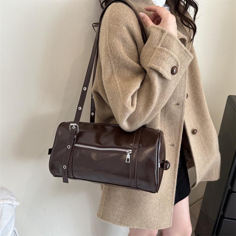 Comfortable and Versatile Texture Shoulder Bag Women Vintage Simple Commuter Pillow Bag with Studded Strap Casual Handle Bag