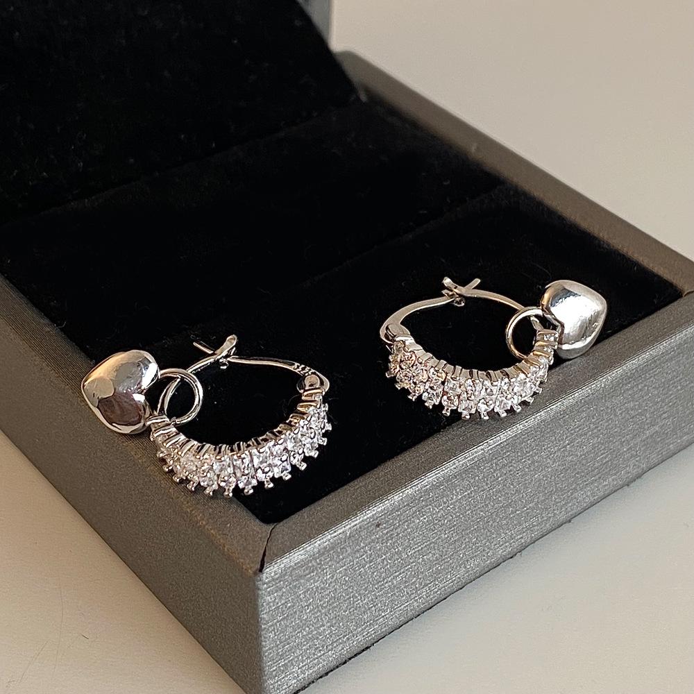 

Элегантные каффы для ушей в форме сердца с цирконом для женщин - Нишевые, универсальные и стильные серьги в форме персикового сердца