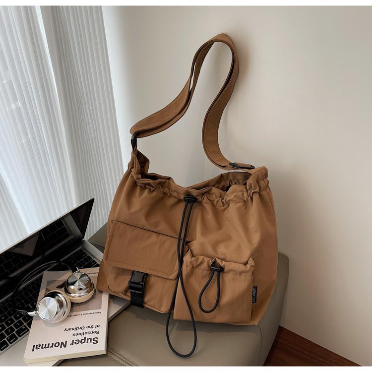 

Новая нишевая дизайнерская сумка женская простая модная ретро портативная сумка через плечо текстурная сумка-тоут под мышкой темно-коричневого