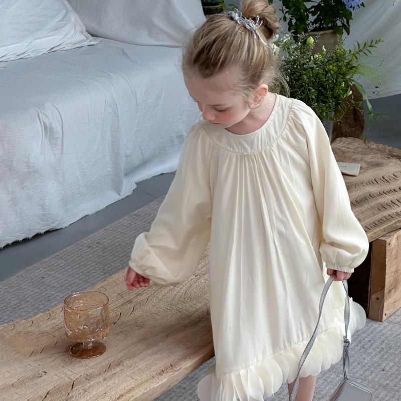 Dziewczęca sukienka księżniczki z długim rękawem w stylu francuskim z wzorem płatków na wiosnę 2025 r.
