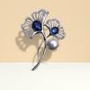 Luxuriöse blaue Perlen-Brosche mit Ahornblatt-Motiv und Diamanten-Akzenten