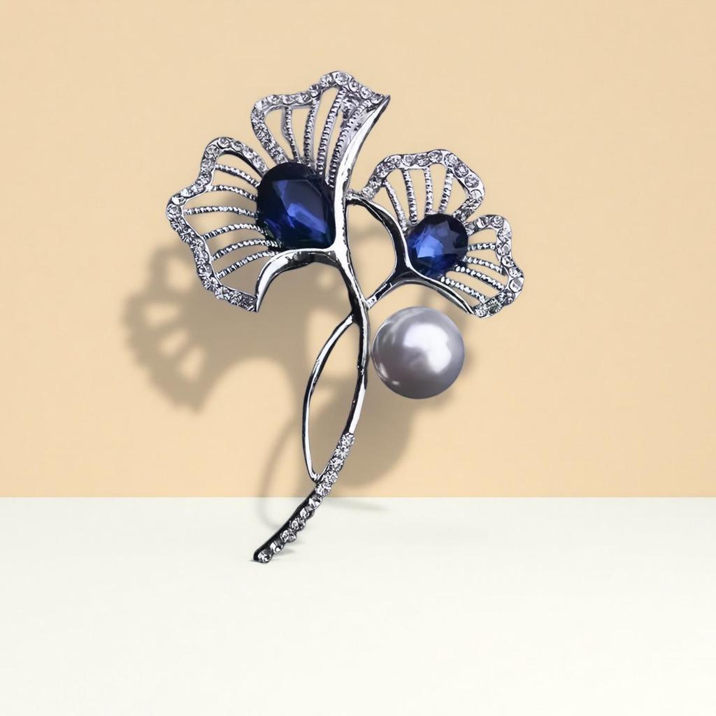 Luxuriöse blaue Perlen-Brosche mit Ahornblatt-Motiv und Diamanten-Akzenten