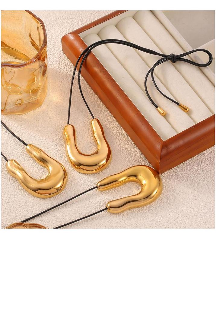 Women's Black Horseshoe Leather Cord Pendant Necklace - Titanium Steel, Fashionable & Versatile