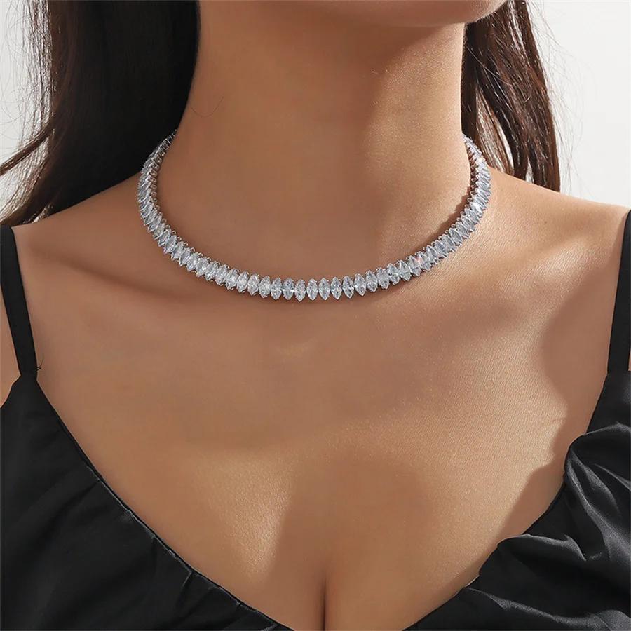 Einfache schwarze Kupferfarbene Choker-Halsketten für Damen Geometrische Zirkon-Drehmomente Halsketten Party Hochzeiten Zirkon