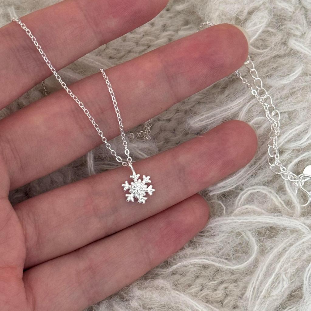 שרשרת פתית שלג לייט לוקסורי - עיצוב קוריאני אלגנטי לנשים