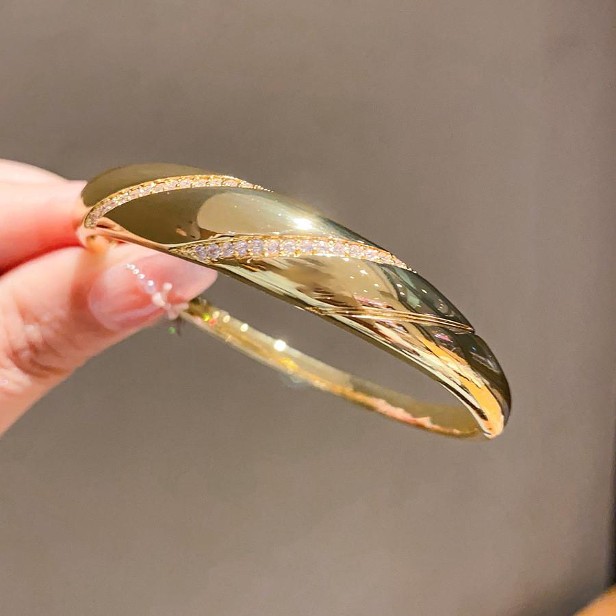 Bracciale Geometrico in Argento con Zirconi e Placcatura in Oro 18k per Donne Eleganti