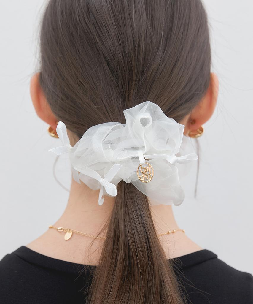Halden 3 Ribbon Mesh Logo Pendant Scrunchie (H016_White)