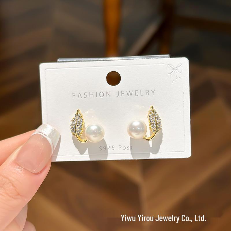 Exquisite French Pearl Leaf Stud Earrings: Elegant & Luxurious Retro Design