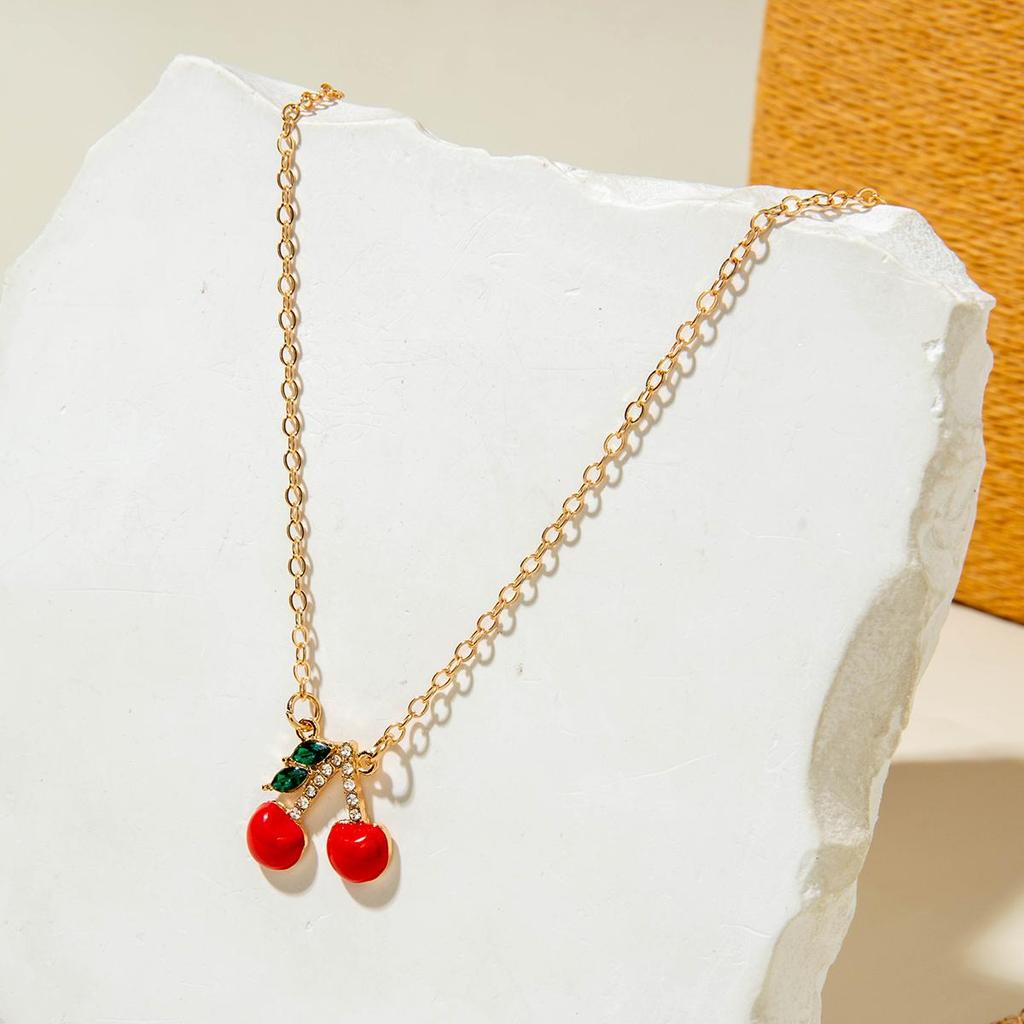 Grenzüberschreitendes rotes Reisperlen-Perlen mehrlagiges Halskettenset mit Strasssteinen Kirsche Kirschen Anhänger Halskette dreiteiliges Set