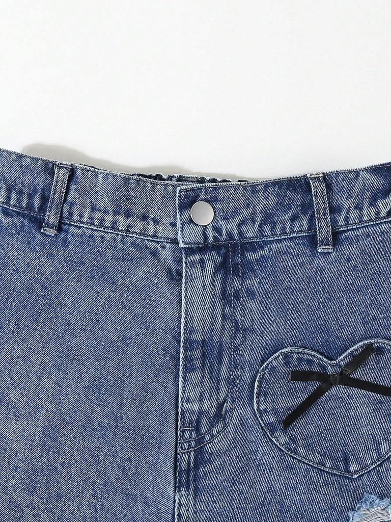 Single-piece girls' casual summer denim shorts with heart-shaped stickers, frayed edges, and a trendy, sexy style. Elastic waist and loose fit.