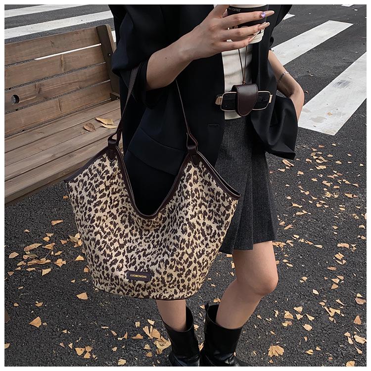 2024 Women's Versatile Leopard Print Large Capacity Crossbody Commuter Shoulder Bag
