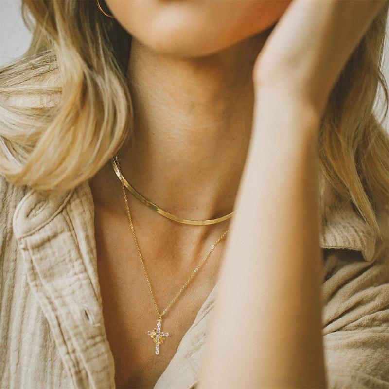 Módní choker náhrdelník s robustním přívěskem s křížky z nerezové oceli, šperkový doplněk pro trendy ženy a dívky