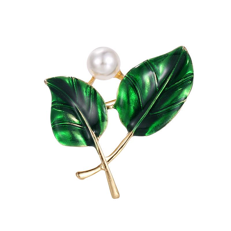 Elegant 3D Leaf & Pearl Brooch - Fashionable Pin for Clothing Accessories