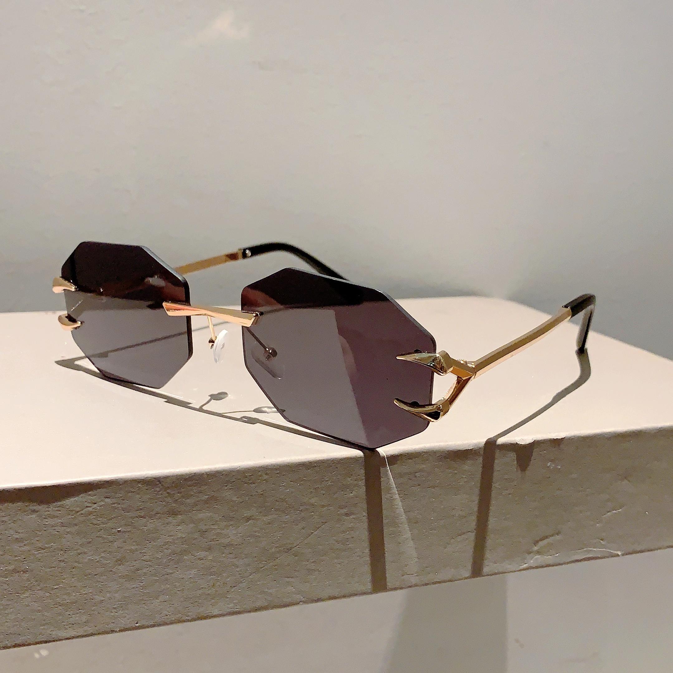 Lunettes de soleil polygonales sans monture, style vintage, verres dégradés océan, tendance et luxueuses. golden gray