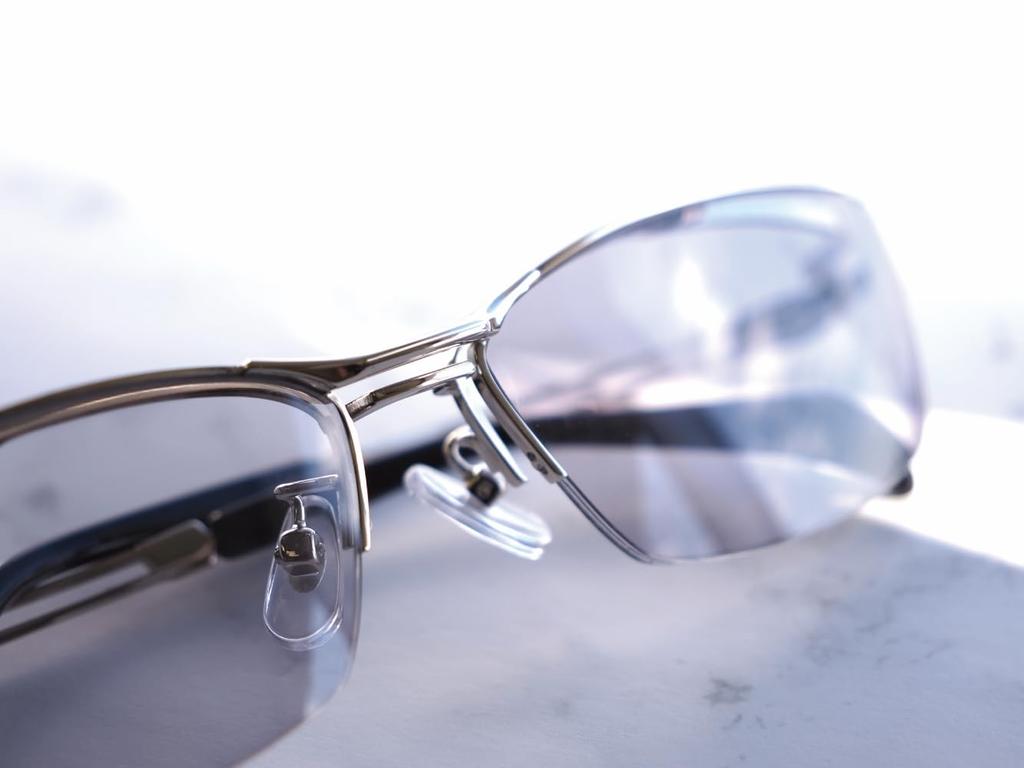 Dimmable Reading Glasses Square Silver Planned by Sabae Manufacturer UV Protection Case Included [FEELLIFE] FLH-001PH-1+1.50