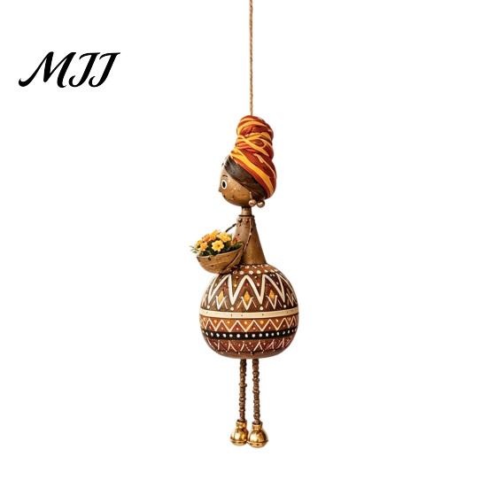 Decorazione Artistica da Interno ed Esterno Mano?Ornamento Appeso Bambola Etnica Dipinta, Ciondolo Stile Popolare con Campanella e Cesto, Statuetta Rustica Fantasiosa per la Casa Boho