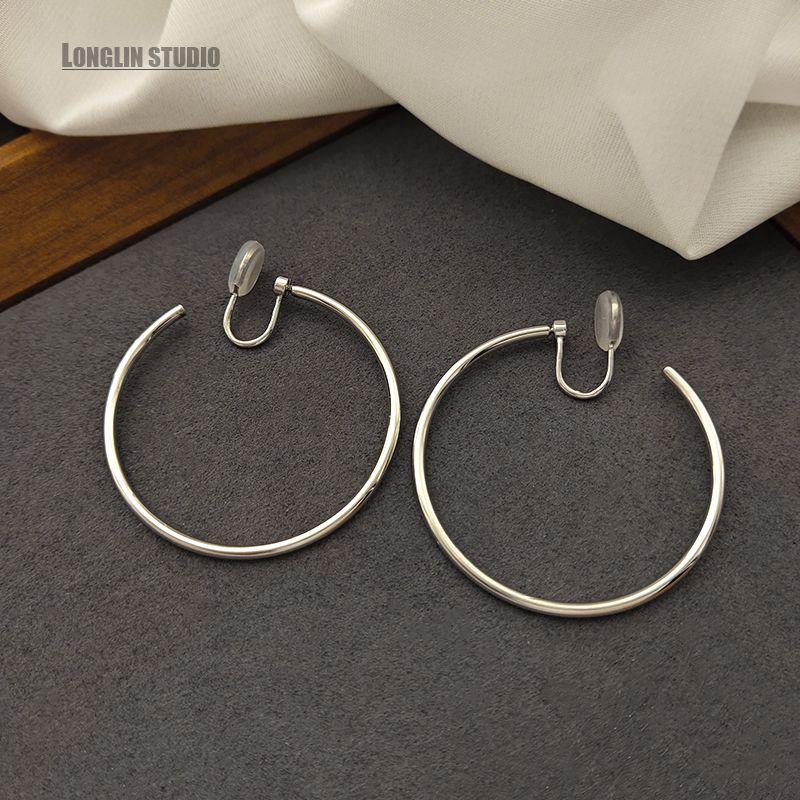 

[Вход только для непирсингованных ушей] Элегантная мода Ветер Минималистичный круг Клипса для ушей с москитной спиралью Женская Легче всего сочетать Причудливые серьги Zhao Lusi with a pair of ring ear clips-Silver