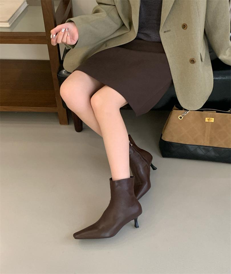 

2025 new Korean version square head thin heel back zipper belt buckle low tube fashion women s Martin short boots 39 темно-коричневого