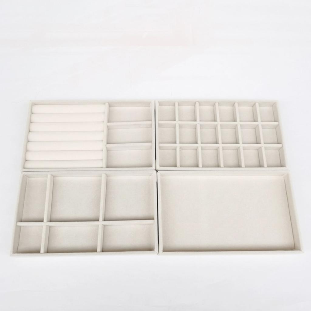 Ein Set aus vier Schmuckkästchen, Auslagefächern, Schubladen zur Aufbewahrung von Ringen, Ohrringen, Schmuckständern, Halsketten, Armbändern, Aufbewahrungsboxen