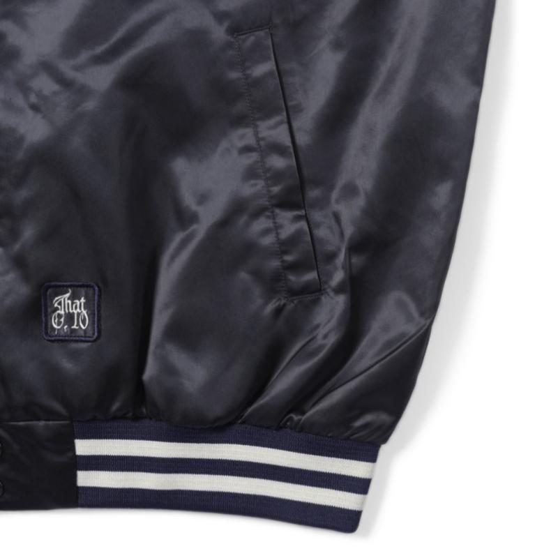 Esta Es Nunca Esa Chaqueta de Satén Azul Marino