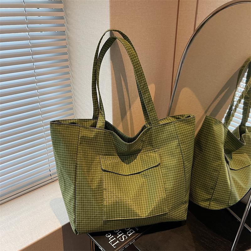 

Simple solid color large-capacity tote bag female students commute to class shoulder versatile Oxford cloth bag зелений