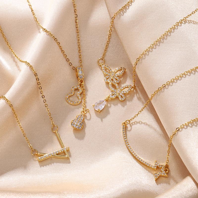 

Geometric Diamond Inlaid Necklace: Fashionable Electroplated Choker & Clavicle Chain with Pendant.