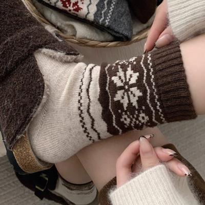 Damen Herbst und Winter Dicke Warme Retro Farbblock Schneemuster Wolle Mittellange Stiefelsocken