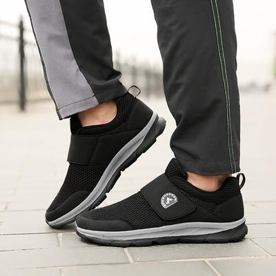 Wiosenne nowe przewiewne siatkowe buty dla starszych z rzepem zakrywające stopę siatka buty do chodzenia miękka podeszwa buty męskie lato