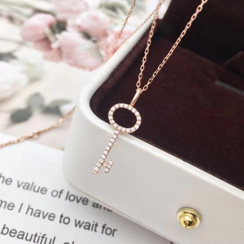 Ethereal Rhinestone Hollow Key Necklace for Women - Designer, Simple, Light Luxury, Ins Style Collarbone Chain. розового золота