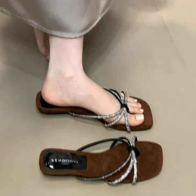 2025 new summer rhinestone soft bottom seaside beach flat bottom clip toe herringbone French small cool slippers women's wear