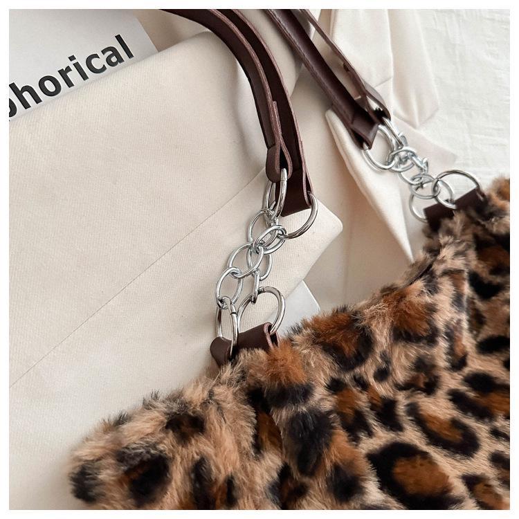 Trendy Leopardia Plyšová Reťazová Taška cez Rameno: Štýlový, Všestranný a Neformálny.